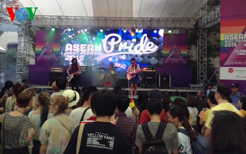 ความคึกคักของงานมหกรรมดนตรี Asean Pride 2015